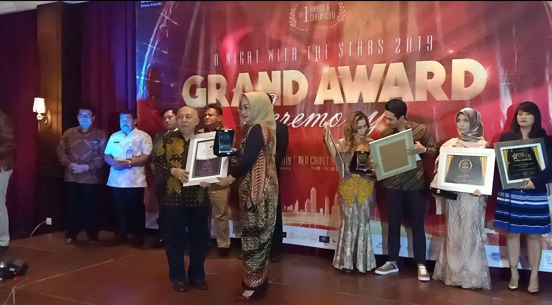 Julia Putri Noor, seorang profesional yang pekerja keras.